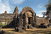 Bakong temple - entrance building of the northern stairway